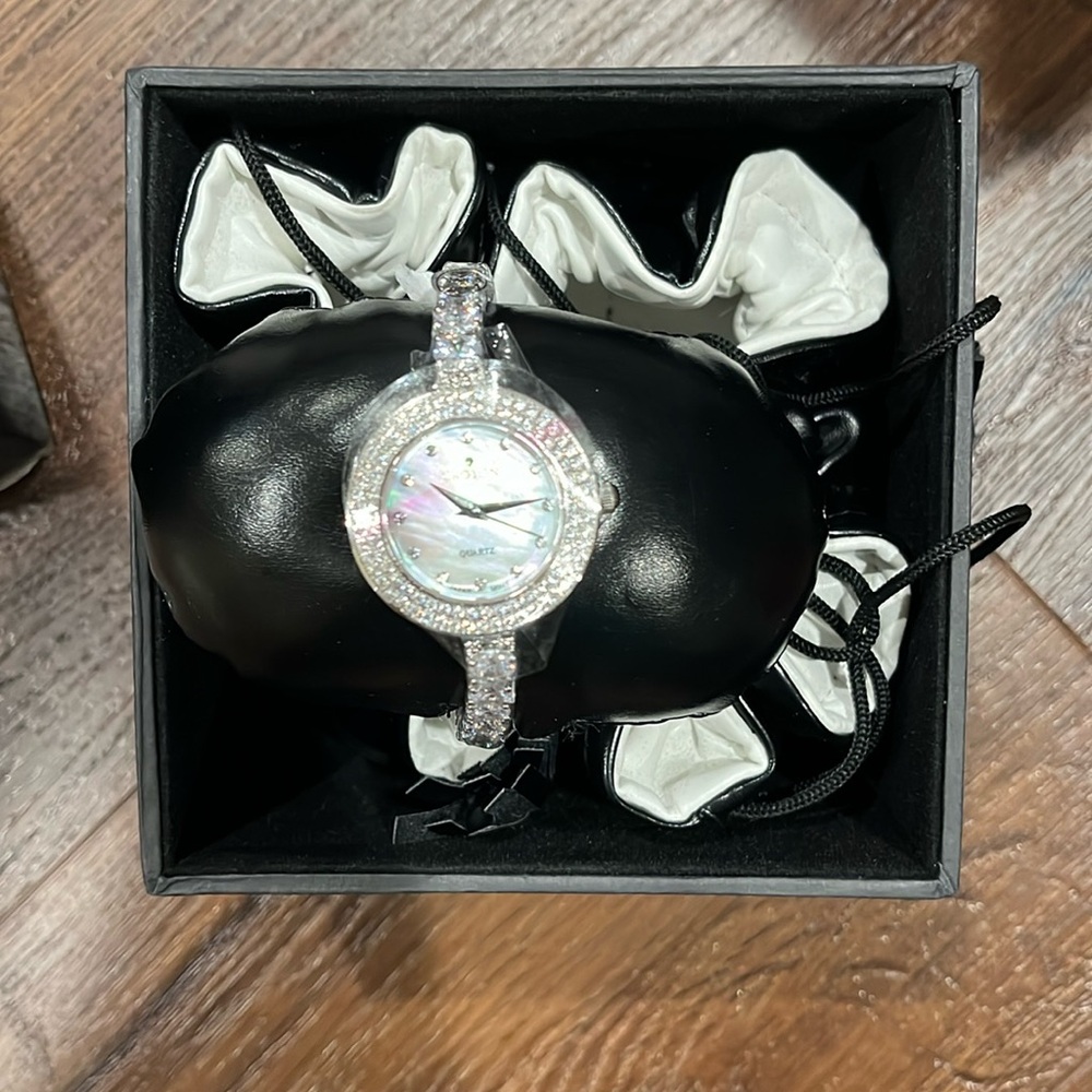 CROTON WOMENS EMPRESS WUARTZ SILVERTONE CZ BRACELET WATCH NEW